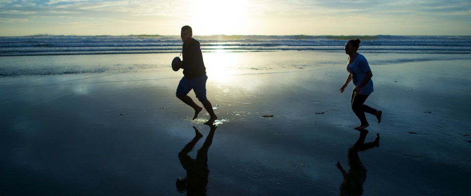 couple-beach-laughing-playing-ball-1190761-wallpaper